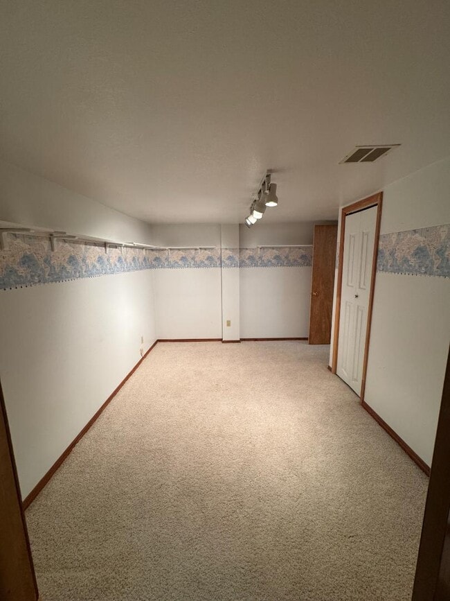 Building Photo - 822 Moose St