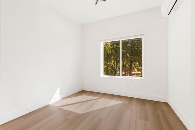 Building Photo - 106 6th St South