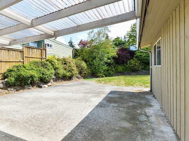 Building Photo - Renton House - 3 Bed/1.5 Bath - Close to Boeing and Renton Landing - Includes Landscaping