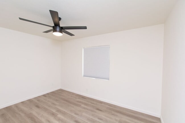 Building Photo - 4BR/2BA Home with Modern Updates/Private Y...
