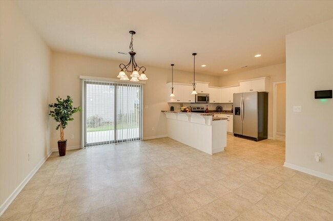 Building Photo - 880 Westlawn Dr