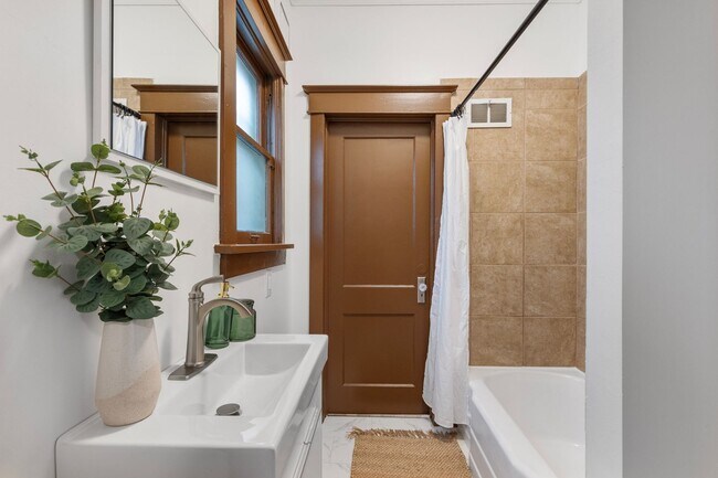 Building Photo - MOVE-IN READY!!!!