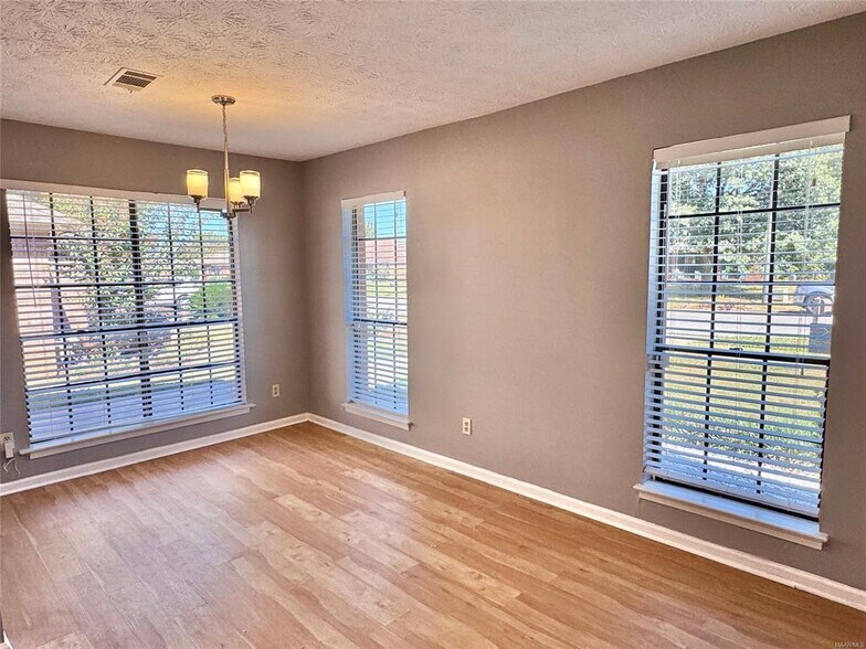 Building Photo - 728 E Gardendale Dr