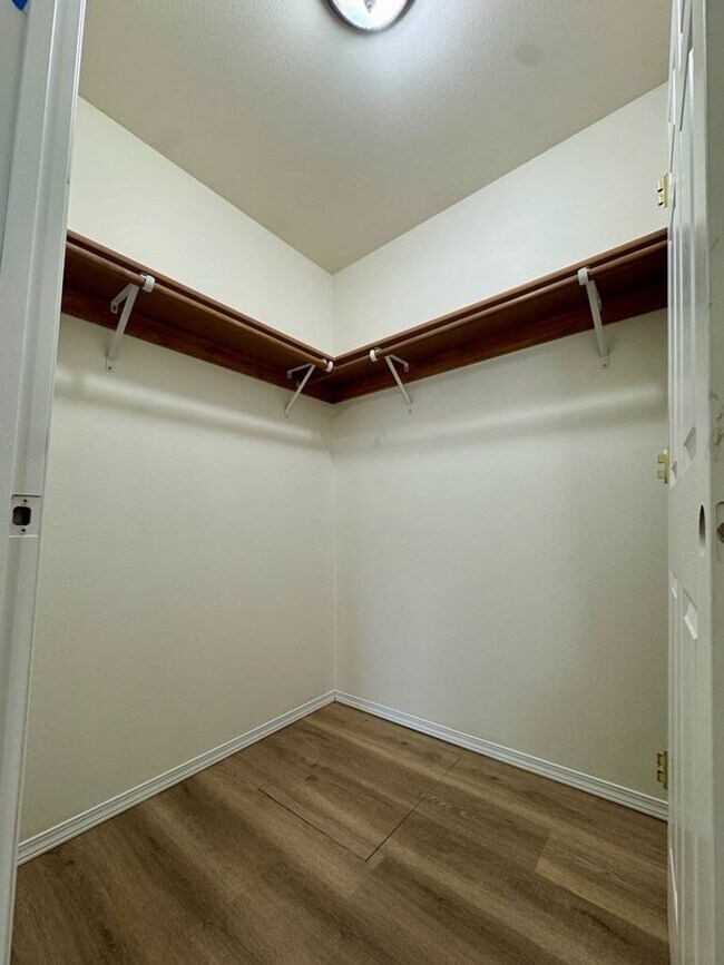Building Photo - Newly Renovated Ranch Style Home!