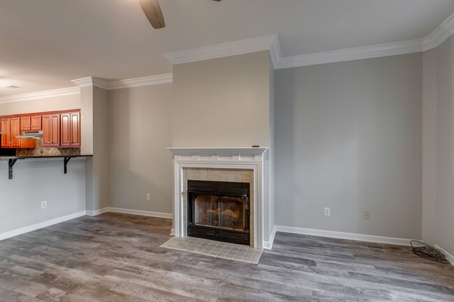 Building Photo - Immaculate & move-in ready townhouse locat...