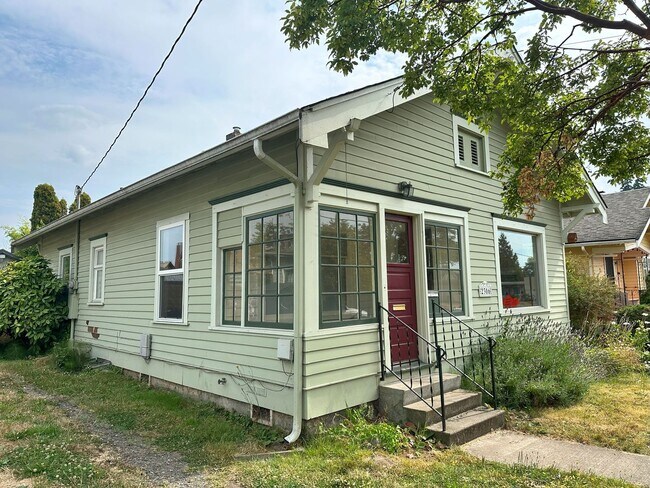 Building Photo - 2 bdrm/1 bath Lettered Streets cottage for...