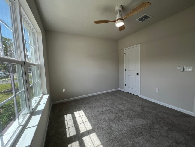 Building Photo - Beautiful  3 bedroom 2 bathroom House Comi...