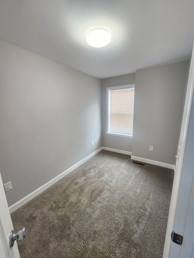 Building Photo - Beautiful Home in West baltimore