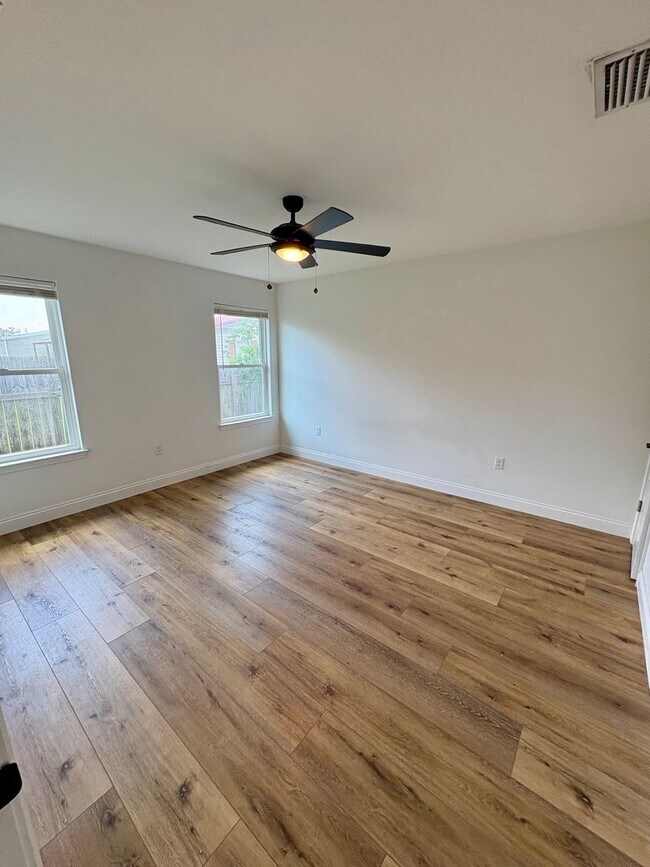 Building Photo - 2 bed 1 bath