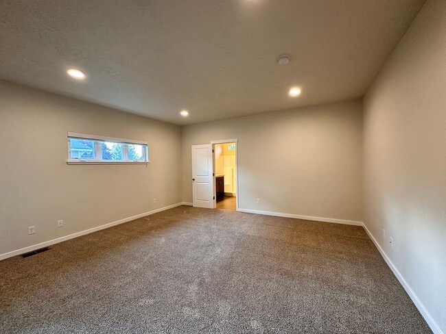 Building Photo - 742 NE Union Loop