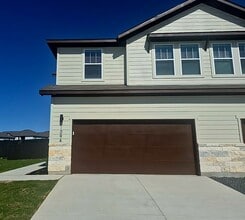 Building Photo - Stunning 4x2.5 Luxury Duplex in Buda, TX!