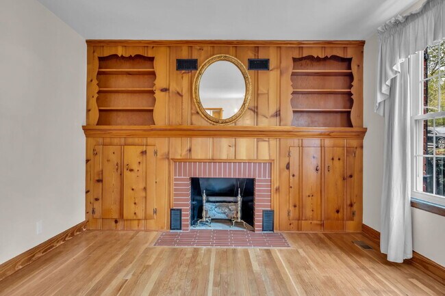 Building Photo - 3 Bedroom/ 2 Bathroom in Rosebank!