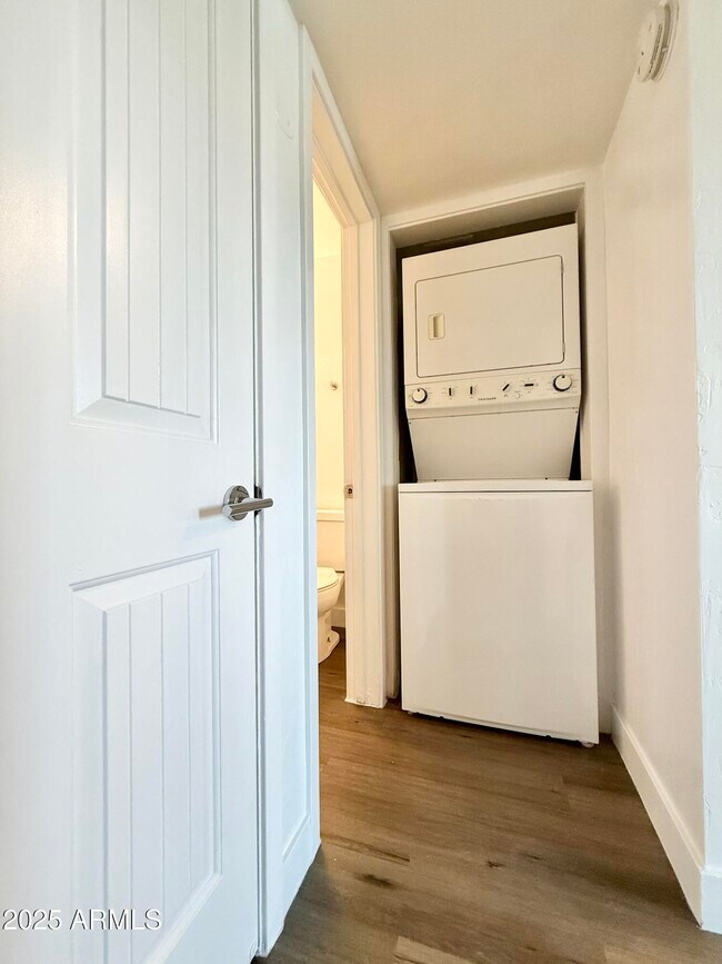 Building Photo - 1202 E Kaler Dr