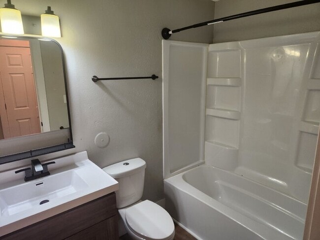 Building Photo - 604 Broad St