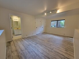 Building Photo - 160 Foxfield Dr