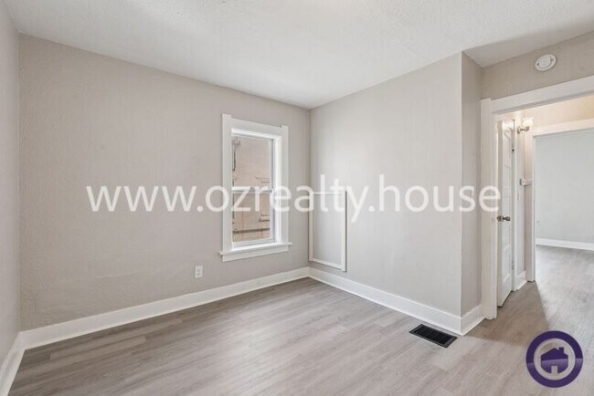 Building Photo - 3907 Lagrange St