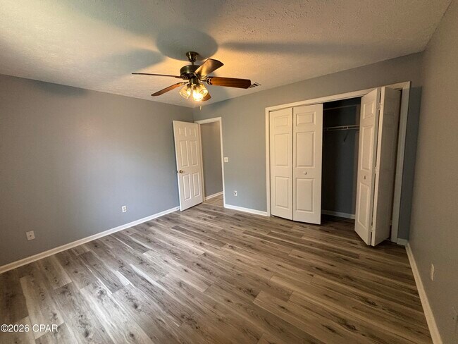 Building Photo - 6903 Ross Dr
