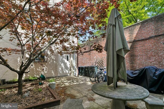 Building Photo - 303 S 11th St