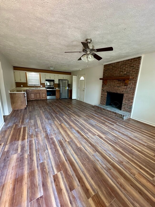 Building Photo - 209 Evergreen St