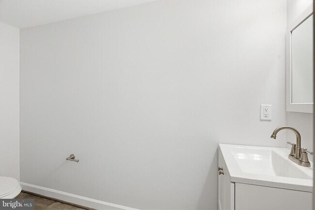 Building Photo - 10635 Hillingdon Rd