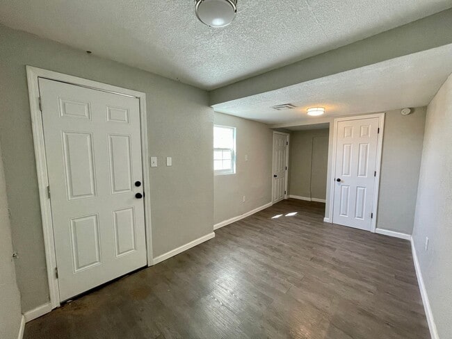 Building Photo - 5593 Hunt Ct
