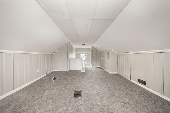 Building Photo - Renovated 3 bedroom bungalow $1250/month