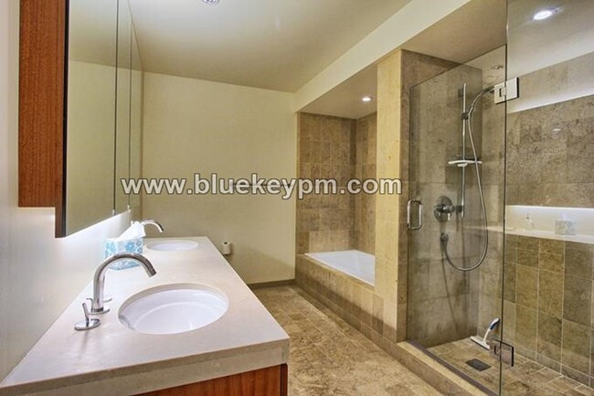 Building Photo - 2 Bed, 2 Bath Condo with 24 HR Concierge a...