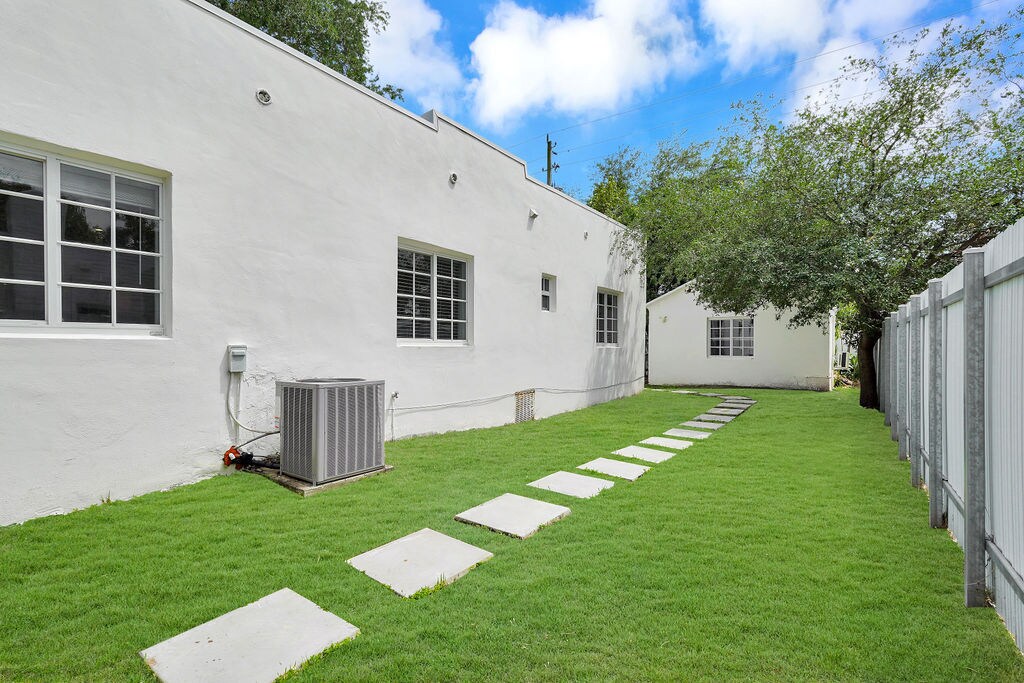 Building Photo - 570 NW 48th St