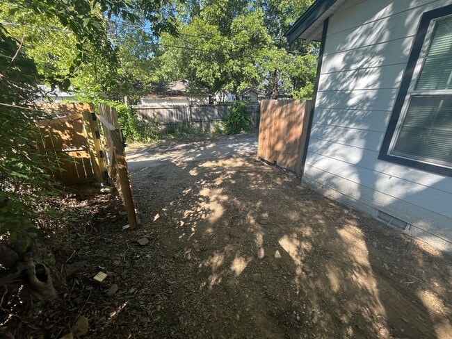 Building Photo - Cozy 1 Bed / 1 Bath Rear Home with Private Fenced Yard – Tulsa