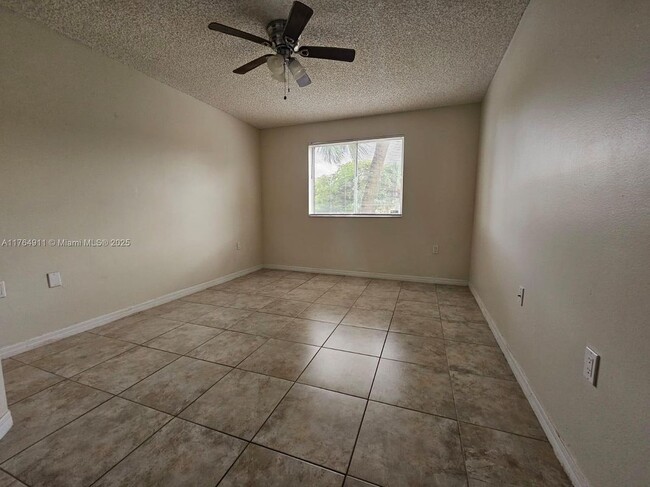 Building Photo - 22203 Glenmoor Dr