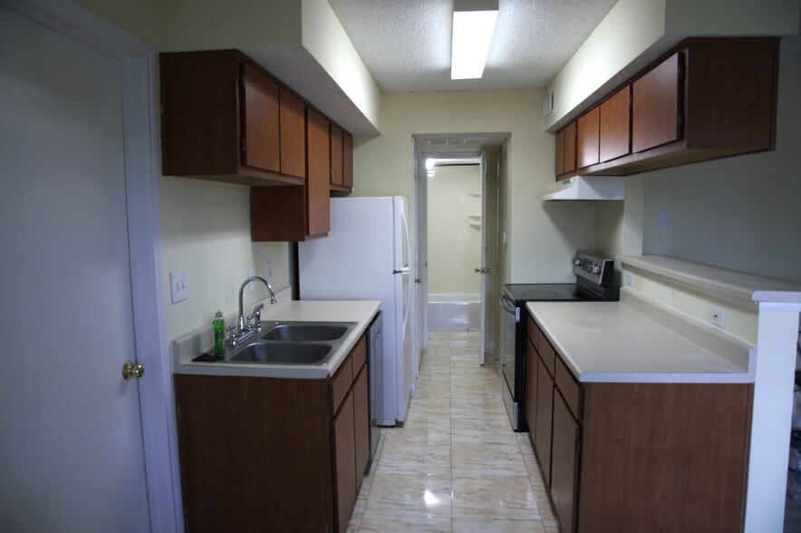 Kitchen w/ appliances - 2750 Holly Hall St