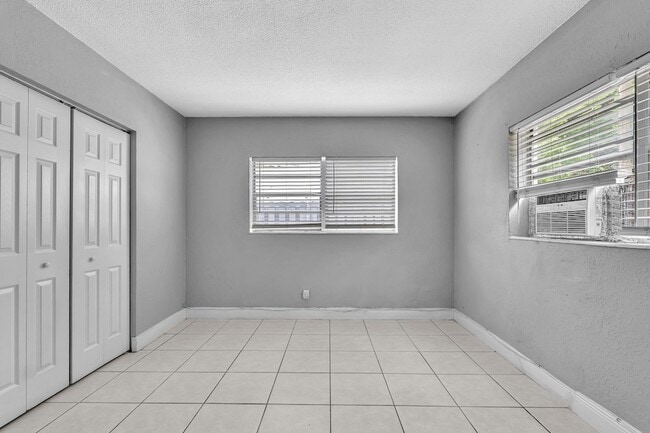 Building Photo - 626 SW 14th Ave
