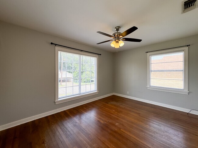 Building Photo - 403 E 6th St