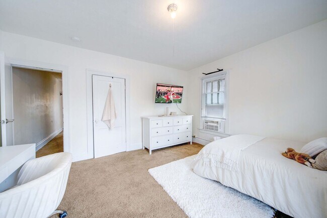 Building Photo - Ultimate 6-Bedroom House with Modern Kitchen, Baths & Private Parking!