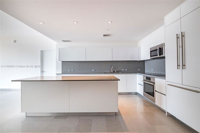 Building Photo - 88 SW 7th St