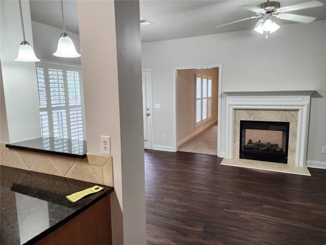 Building Photo - 465 Roland Manor Dr