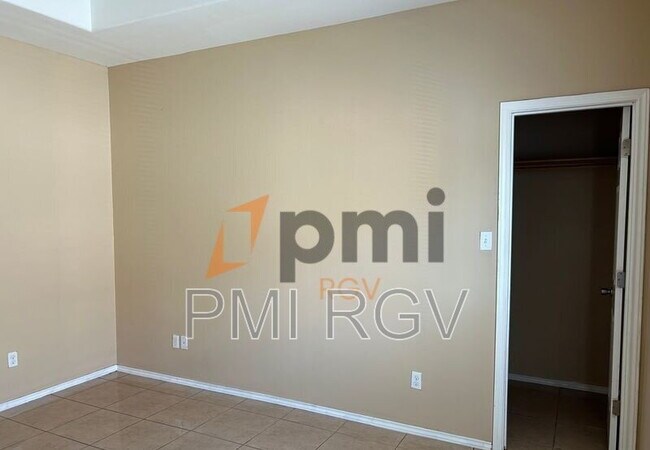 Building Photo - 2708 Primrose Ave