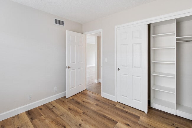 Building Photo - 1060 Lake Shore Dr