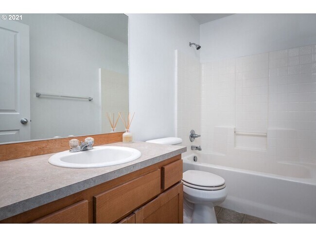 Building Photo - Great Townhouse near Tanasborne