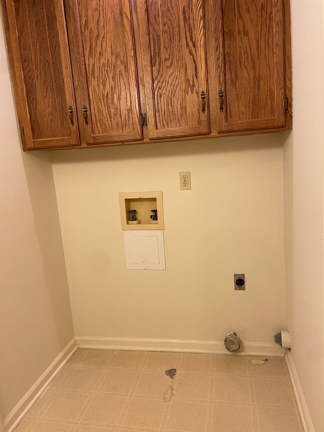 Building Photo - 2 BED, 1.5 BATH TWO STORY TOWNHOME!