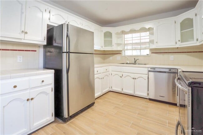 Building Photo - 9 Redbud Ave