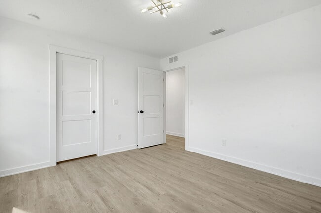 Building Photo - 988 W 9th St