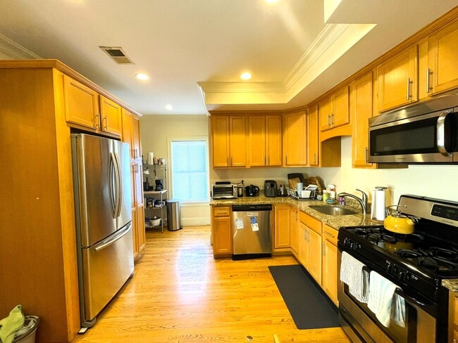 Building Photo - 27 Lothrop St