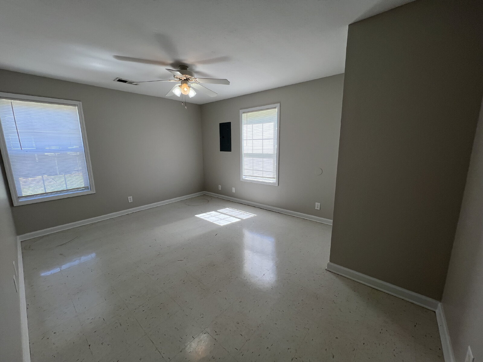 Building Photo - 9063 Pembroke Oak Grove Rd