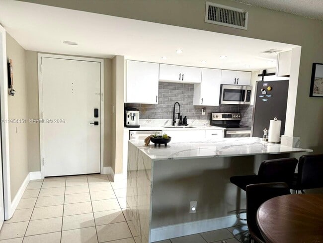 Building Photo - 210 Lakeview Dr