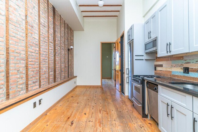 Building Photo - 208 Starr St