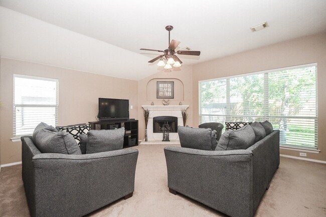 Building Photo - 5823 Knollwood Tr