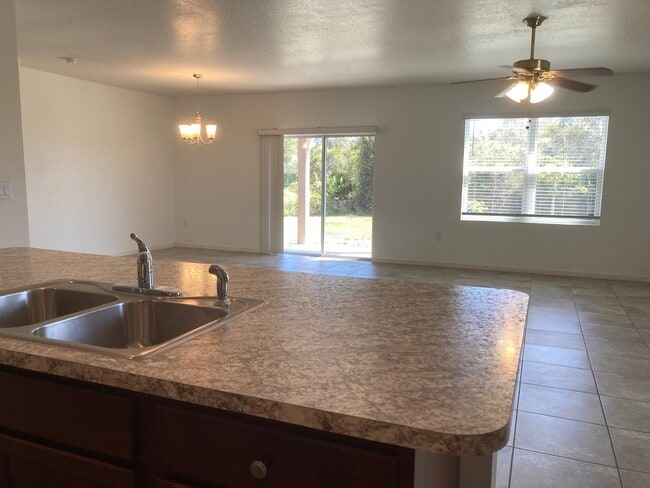 Building Photo - 863 Carlyle Ave