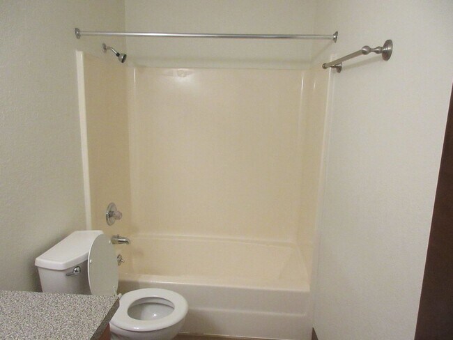 Building Photo - Spacious Two Bedroom Duplex