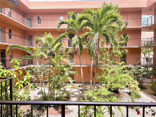 Building Photo - 2841 Somerset Dr